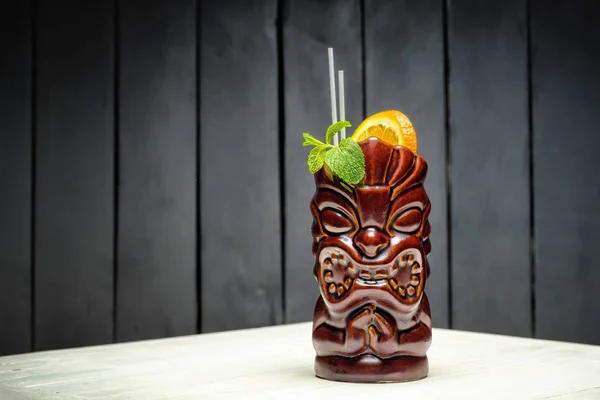 Cocktail mit Orange und Minze im authentischen Weinglas — Stockfoto