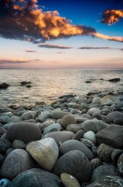 Deniz kıyısında güzel çakıl taşları
