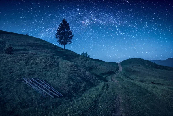 Céu estrelado noite acima do vale da montanha — Fotografia de Stock