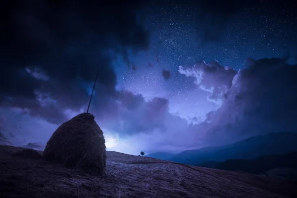 Salida de la luna con nubes en un cielo estrellado nocturno — Foto de Stock