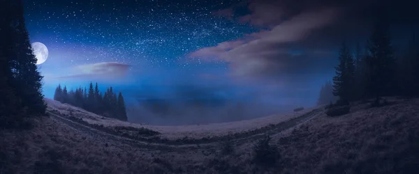 Salida de la luna llena por encima del valle brumoso — Foto de Stock