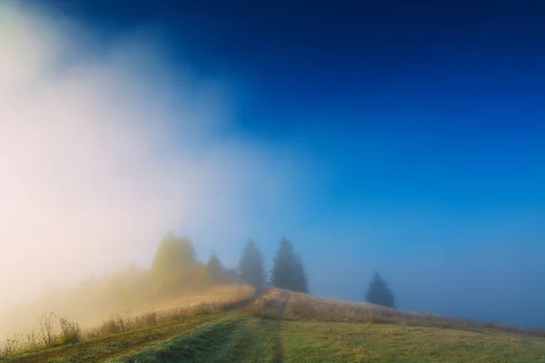 İle sihirli sis kaplı dağlar hill — Stok fotoğraf