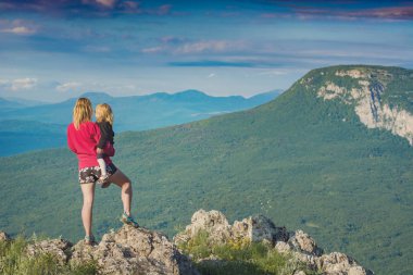 Bir dağ vadide bir çocuk ile anne
