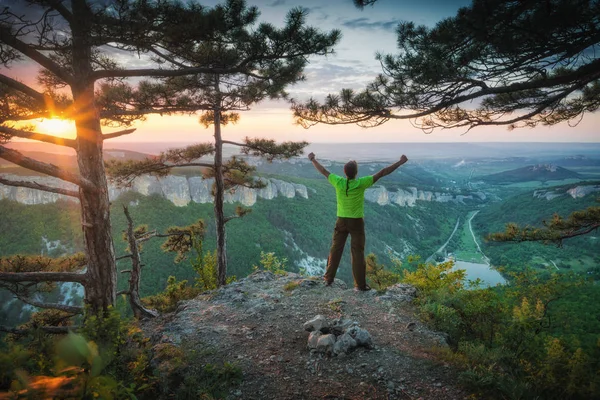 Genießen Sie die Aussicht aus der Mangup-Höhlenstadt — Stockfoto