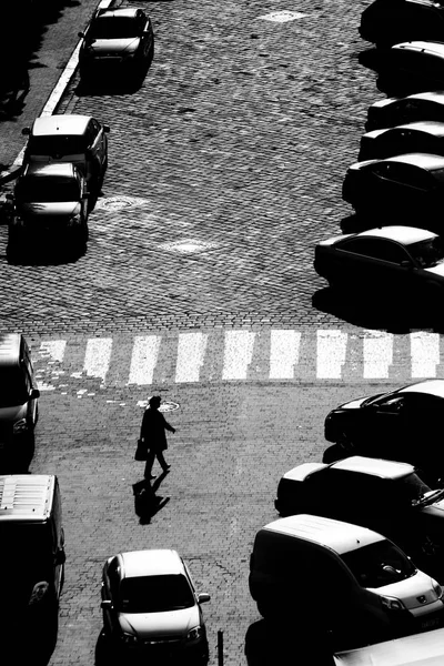 Sombra de humano caminando por la calle — Foto de Stock