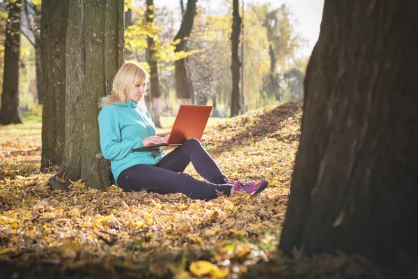 Fiatal nő egy őszi parkban — Stock Fotó