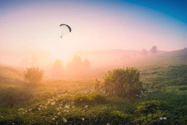 Erken sabah saat uçan Paraglide siluet