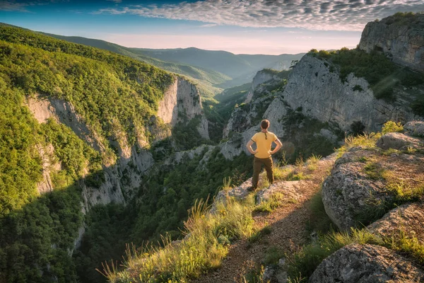 Турист, стоящий на краю утёса над Большим Крымским каньоном — стоковое фото