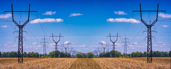 Energia linee elettriche contro il cielo blu — Foto Stock