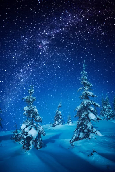 Natt ovanför dalen vinter — Stockfoto