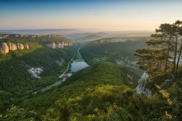 O vale da Crimeia em uma luz de sol nascente — Fotografia de Stock