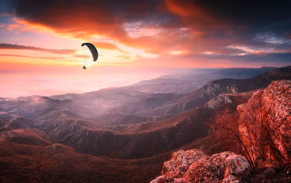 Paraglider silhouette in a light of majestic sunrise — Stock Photo, Image