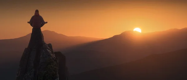 Silhouette de l'humain qui médite en position de yoga assis — Photo