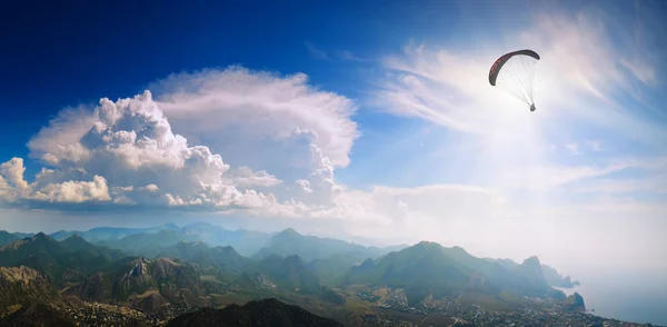Силует літаючих параплана на долину гірського Криму — стокове фото