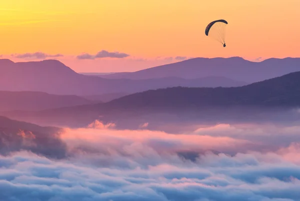 Paraglider over the sunset in a Crimea mountains — Stock Photo, Image