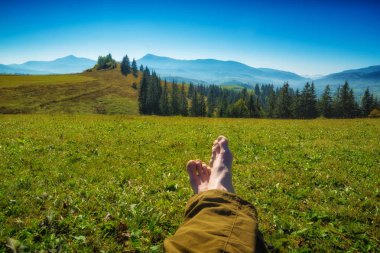 İnsan bir yaz dağ tepe üzerinde dinlenme
