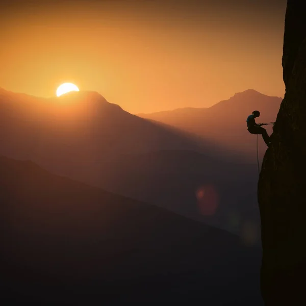 Silhueta do alpinista de criança em um precipício — Fotografia de Stock