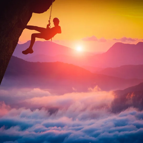 Bergsteigermädchen über das neblige Gebirgstal — Stockfoto