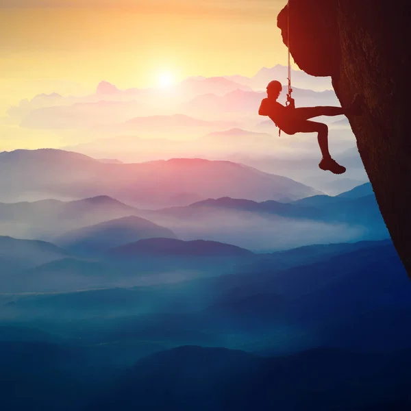 Silhueta de alpinista menina em um penhasco — Fotografia de Stock