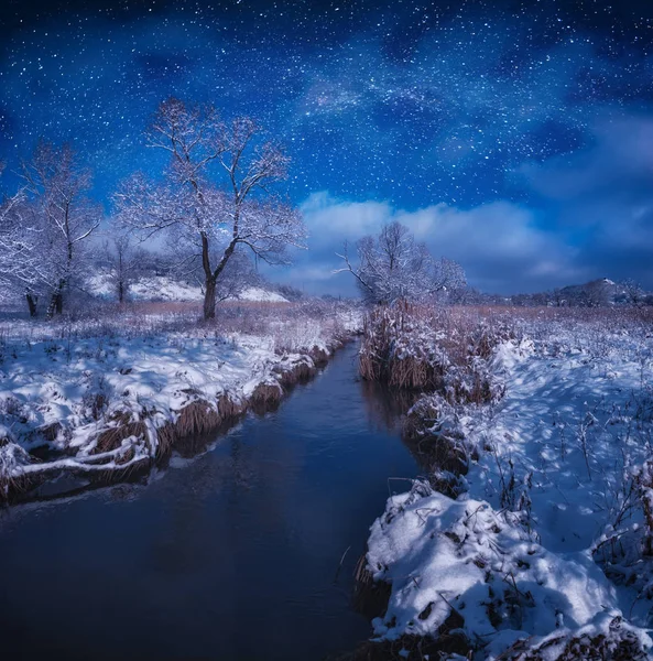 Valle del fiume coperta di neve fresca di notte — Foto Stock