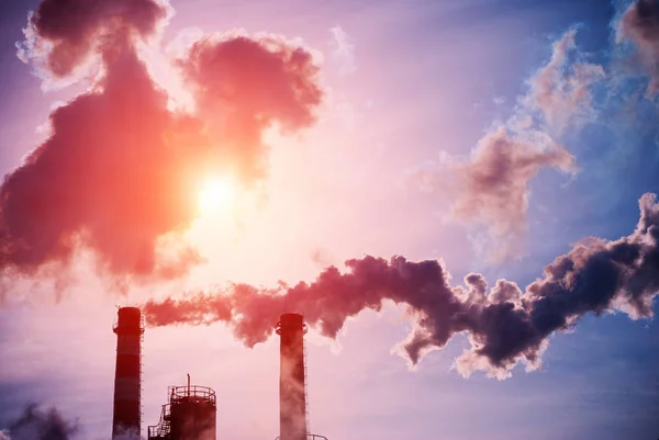 Cheminées fumantes d'une centrale électrique alimentée au charbon — Photo