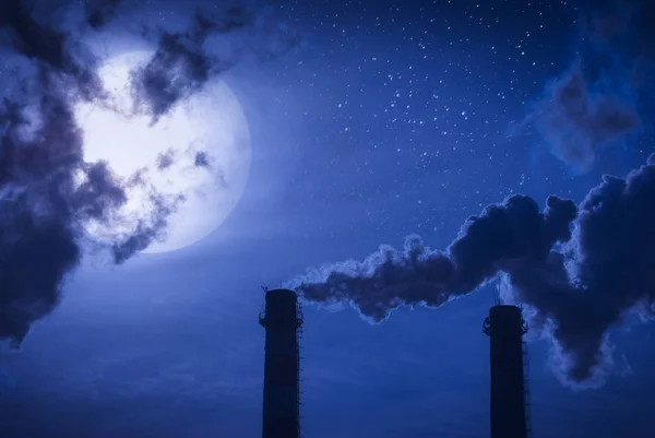 満月に対して発電所 — ストック写真