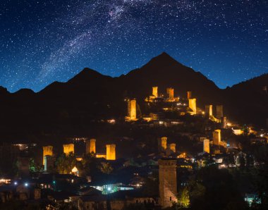 Gece Mestia yıldızlı gökyüzü altında görünümü