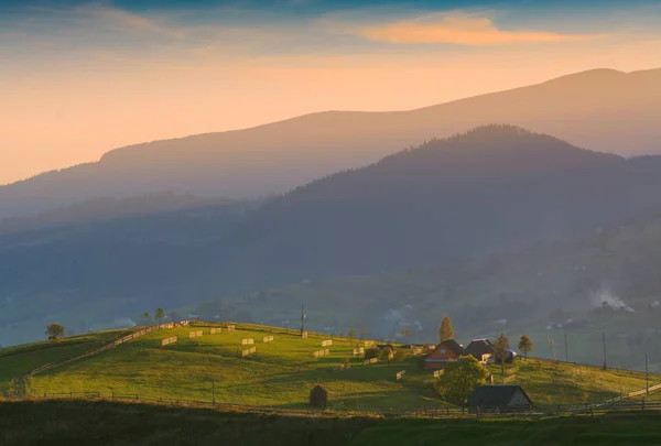 Alpino cárpatos aldeia de montanha — Fotografia de Stock