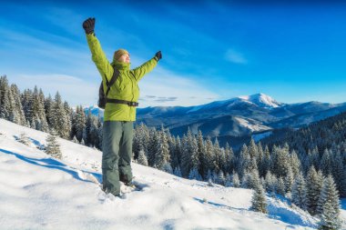 Kaldırdı elleriyle karlı bir tepede duran uzun yürüyüşe çıkan kimse