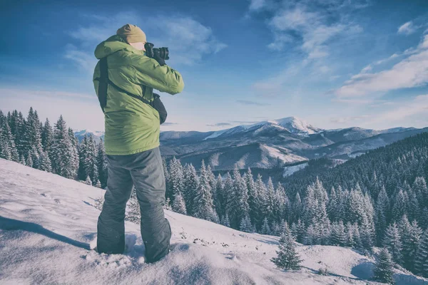Fotógrafo en un valle de invierno —  Fotos de Stock