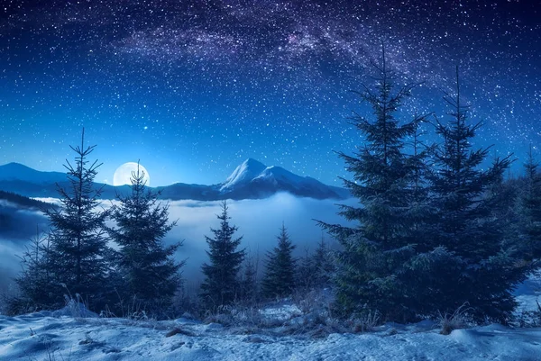 Όμορφο βουνό κορυφή σε έναν ορίζοντα τη νύχτα — Φωτογραφία Αρχείου