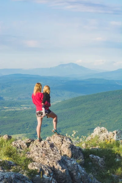 Anne ile kızı cliff üzerinde duran