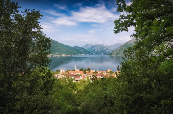 Altes historisches Dorf dobrota an der Küste am Meer — Stockfoto