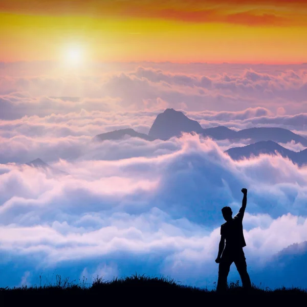 Kazanan adam zevk gündoğumu yukarıda yüksek dağlar — Stok fotoğraf