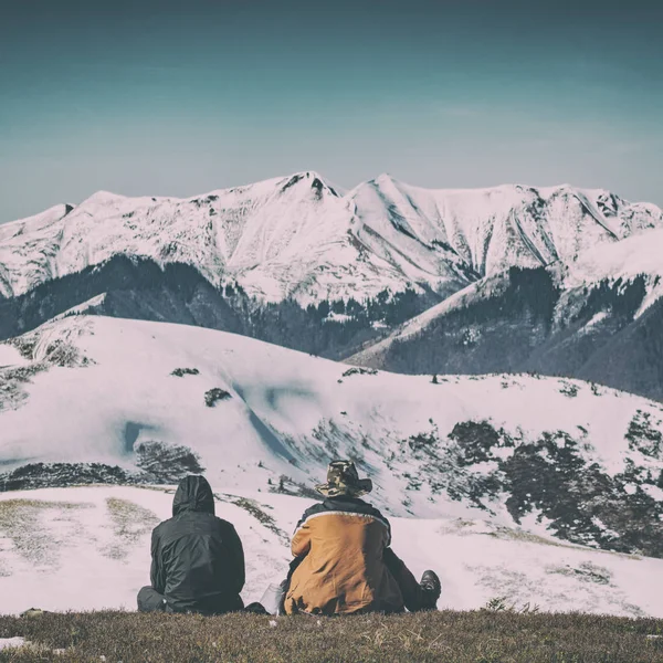 Два путешественника сидят на холме — стоковое фото