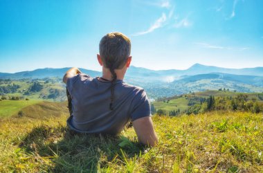 Adam uzun yürüyüşe çıkan kimse yalan ve tepede bir dinlenme
