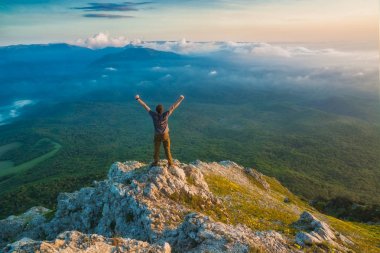 Neşeli ve mutlu uzun yürüyüşe çıkan kimse