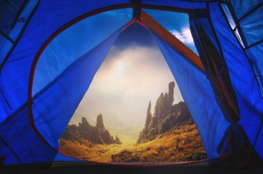 Turistler çadırdan kayalık dağ görüntülemek
