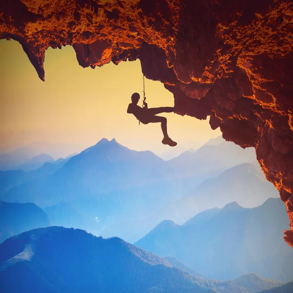 Bergsteiger auf einer felsigen Klippe — Stockfoto