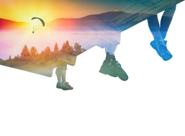 Paraglida siluett i en sky och grupp av vandrare — Stockfoto
