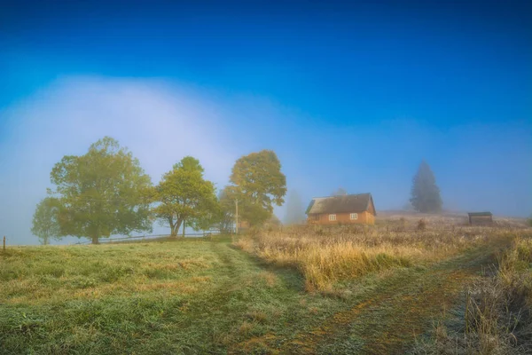 Νωρίς το πρωί σε ένα αλπικό χωριό ομίχλη — Φωτογραφία Αρχείου