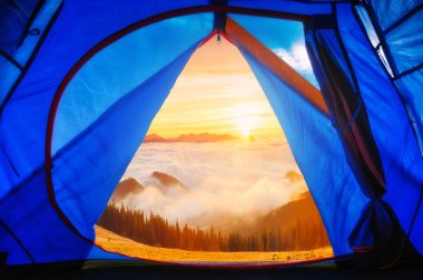 Turistler çadırdan dağ Vadisi görüntülemek