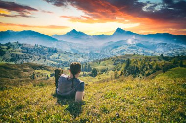 Yeşil çim bir tepe üzerinde turist bırakır