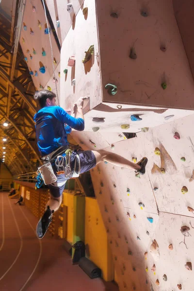 Actieve klimmer man klimmen op de muur — Stockfoto