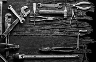 Ahşap arka plan karşı birçok çeşitli araçlar. Siyah ve beyaz