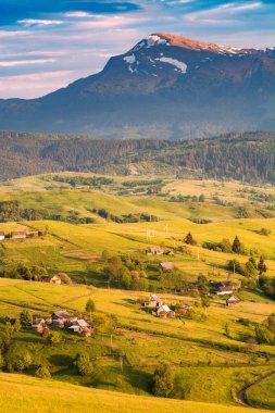 Bahar Köyü hills Hoverla altında