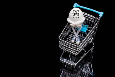 Soğukkanlı ciddi yumurta duran bir sepeti