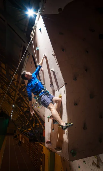Actieve man klimmen — Stockfoto