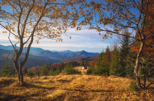 Casa solitaria su un prato in una valle di montagna — Foto Stock