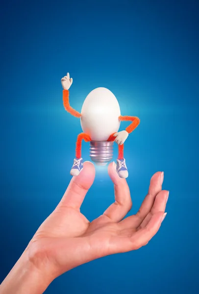 Игрушка в форме пасхального яйца в форме лампочки — стоковое фото